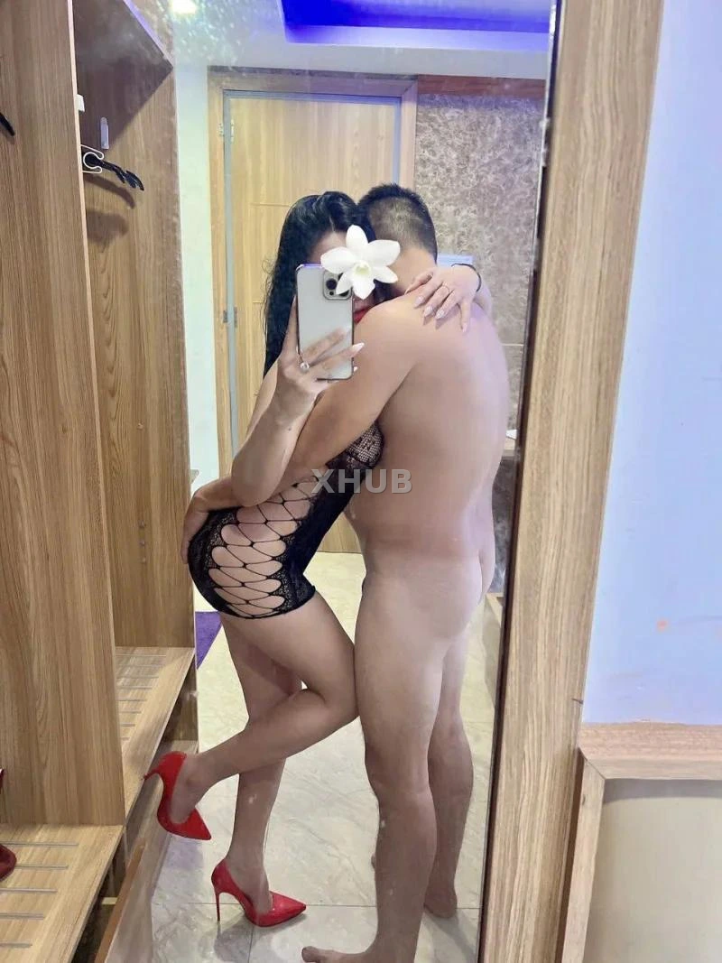 KHÁNH NGÂN GIỎI BÚ CU